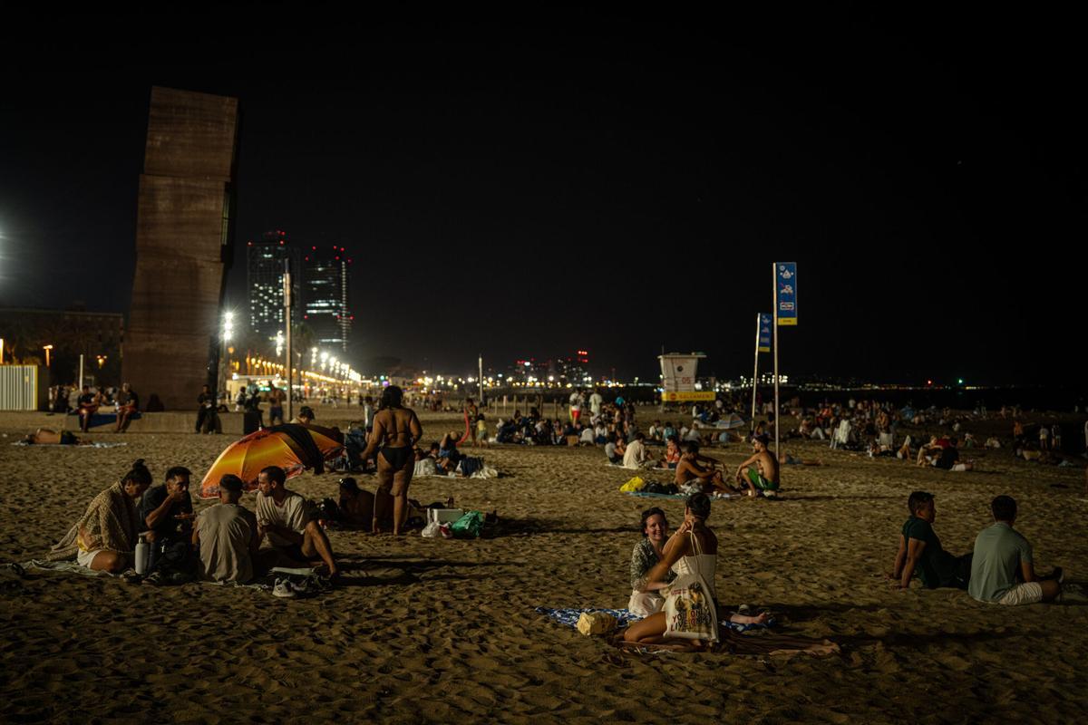 Reportaje de turistas que pernoctan en la playa y en la vía pública para evitar el coste del alojamiento durante sus vacaciones en Barcelona. Las imágenes muestran distintos puntos donde pasan la noche, junto con entrevistas a algunos de ellos. A 6 de agosto de 2026. Sociedad. AUTOR: MANU MITRU