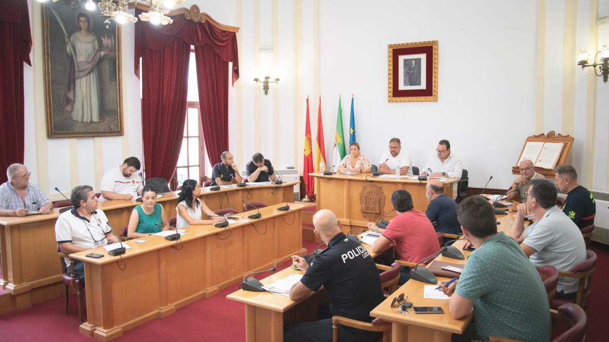 Mesa técnica de seguridad, ayer, en el salón de plenos del Ayuntamiento de Mérida.