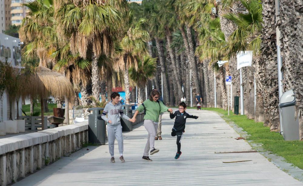 Padres e hijos aprovechan el primer día del desconfinamiento parcial de los niños menores de 14 años para dar un paseo por calles y plazas del Centro de Málaga. En la playa, algunos pequeños aprovechaban para remojarse los pies, bordeando una de las prohibiciones de esta nueva medida.