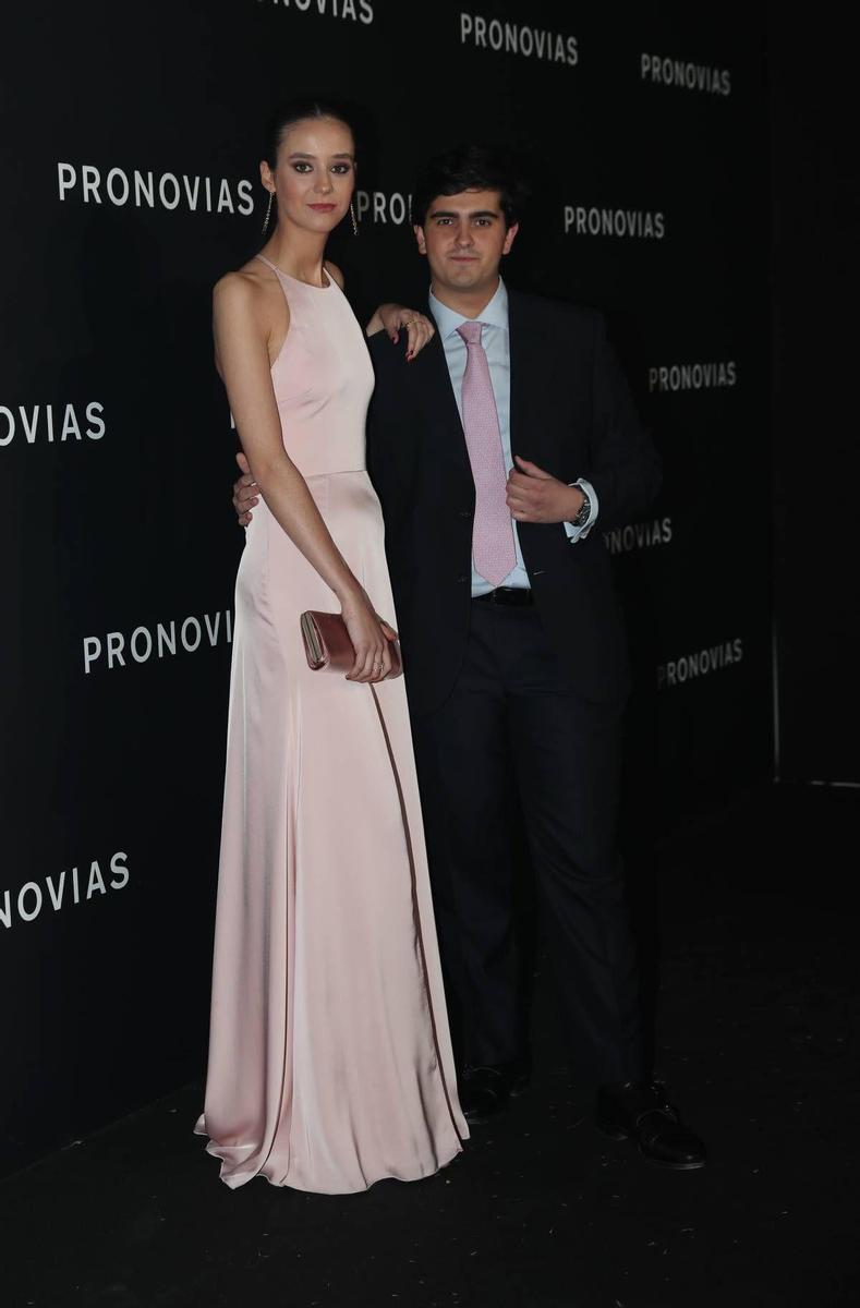 Victoria Federica posa junto a Jorge Bárcenas en el desfile de Pronovias