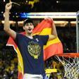 Aday Mara, con la bandera de España tras conquistar la NCAA