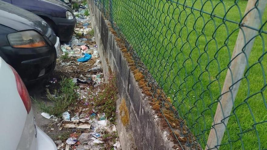Limpiarousa clama contra la acumulación de basura «sin control» en un parking de Vilagarcía