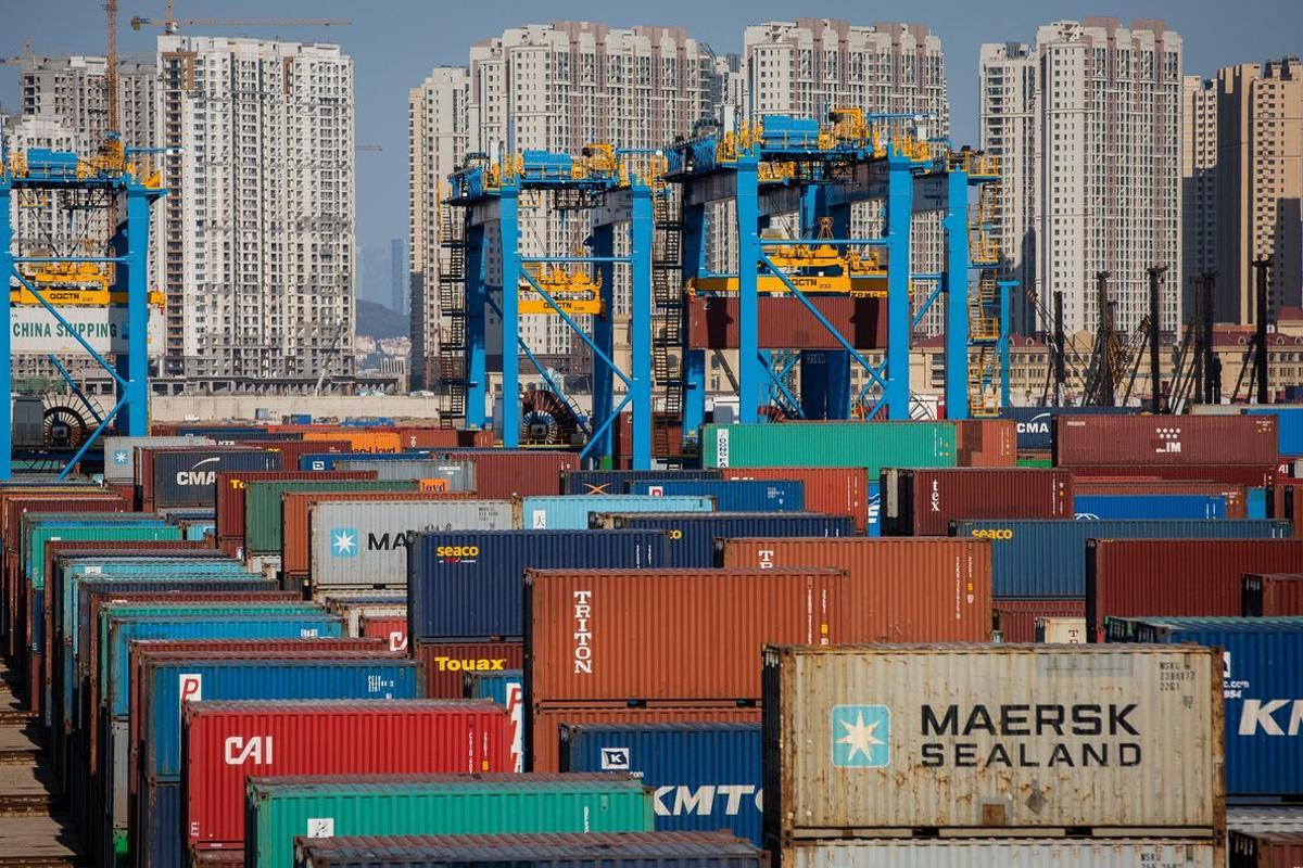 PIL01  Qingdao  China   18 10 2018 -  FILE  - Containers are being transported by cranes at a fully automatic container berth of Port of Qingdao in Qingdao city  eastern China s Shandong province  18 October 2018  reissued 12 May 2019   After the fruitless negotiation round in the trade dispute with China  US President Donald Trump urged China to agree to a trade agreement as soon as possible  otherwise terms would be  far worse after 2020   Previously  he had ordered to prepare a tariff increase on hitherto all exempted Chinese imports   Estados Unidos  EFE EPA ROMAN PILIPEY