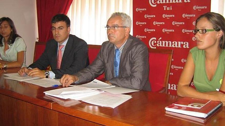 Representantes de colectivos de empresarios y de la Cámara, ayer, en Tui.