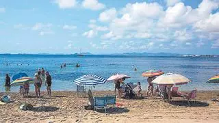 Hasta 750 euros de multa por orinar dentro del mar