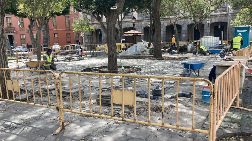 Obras en la plaza del Adelantado antes de una rehabilitación total