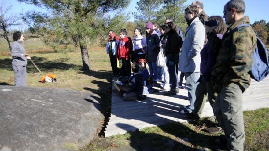 Visitantes del parque arqueológico del arte rupestre de Campo Lameiro.