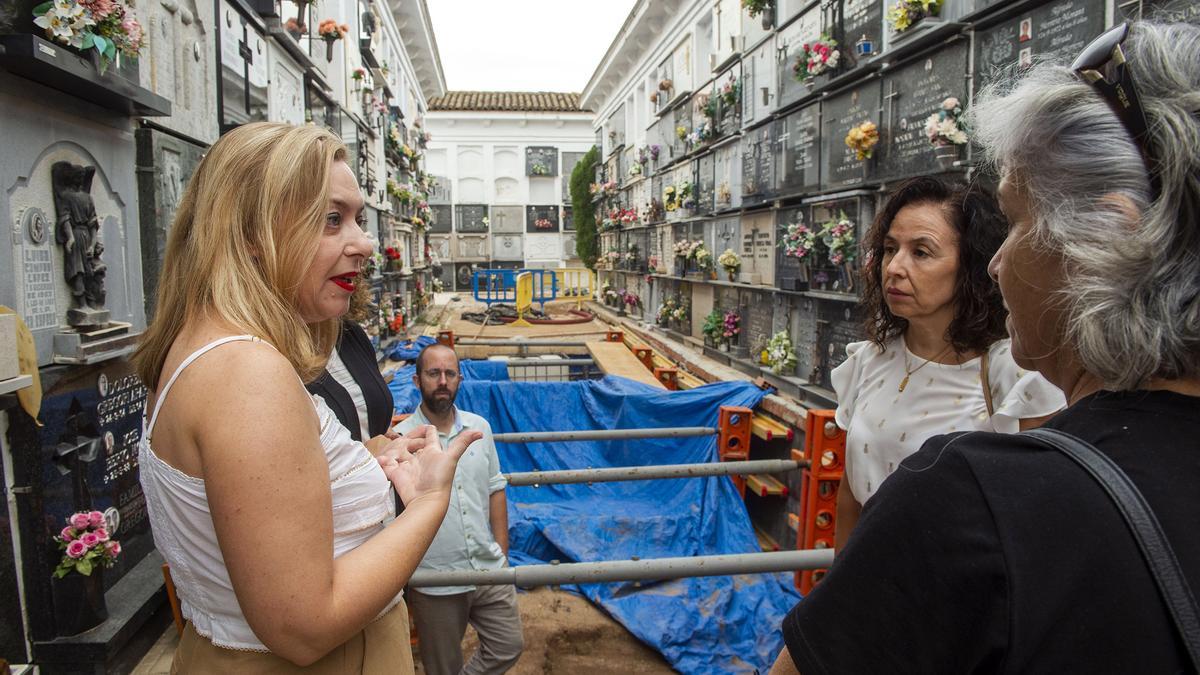 Natàlia Enguix, en una visita a la fosa de los fusilados del cementerio municipal de Gandia.
