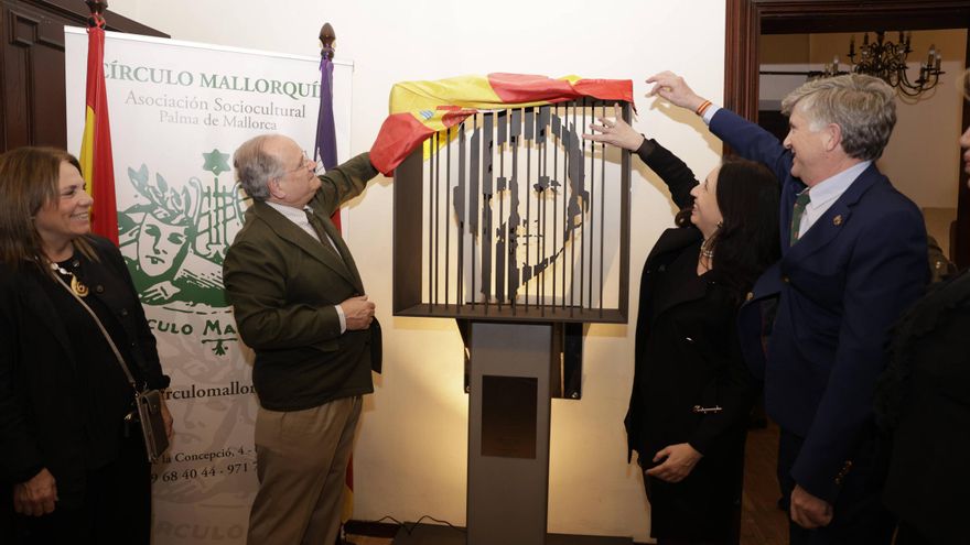 El Círculo Mallorquín inaugura una escultura que recrea la cara del Rey Felipe VI