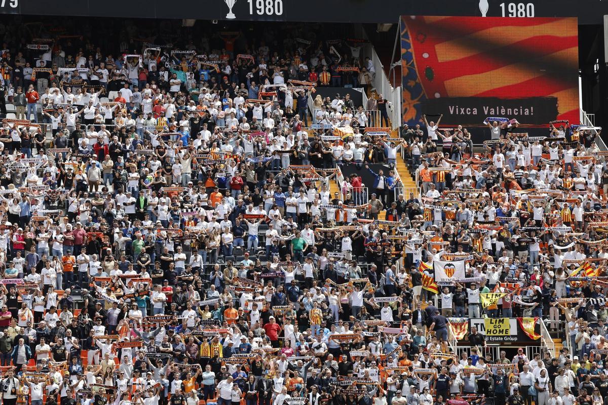 Una graderia de Mestalla amb l’afició del València CF