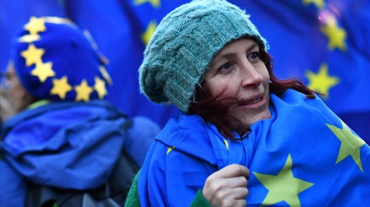 Un manifestante anti-Brexit lleva una bandera de la UE frente a las Casas del Parlamento en Londres, Gran Bretaña.