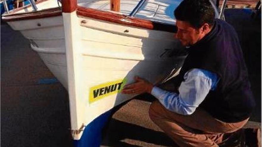 Un dels expositors després de tancar una venda en el marc de la Fira del Vaixell d&#039;Ocasió.