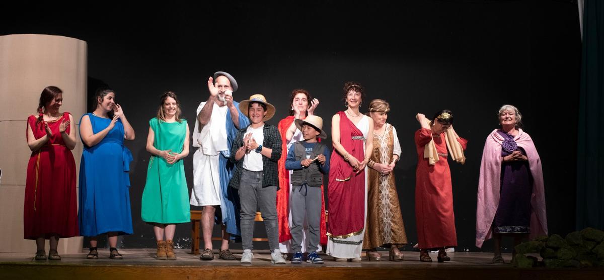 Membres del grup de teatre, durant una de les representacions.