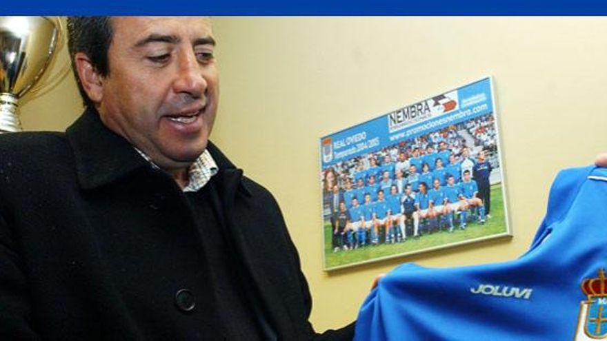 José Antonio García, en 2005, con una camiseta del Oviedo.