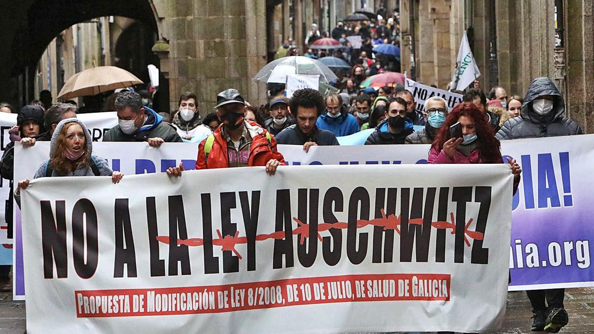Manifestantes con pancartas, ayer por el casco vello de Santiago.   | // XOÁN ÁLVAREZ