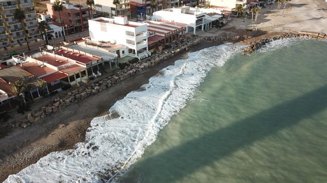 Panorámica con dron de cómo ha quedado el dique que ha construido Nules para proteger las viviendas de primera línea de la playa