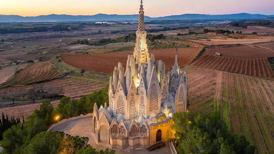 Este pequeño pueblo de Tarragona esconde la otra Sagrada Familia: es igual o más bonita que la original