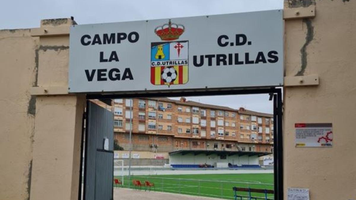 El campo de La Vega se prepara a contrarreloj para cumplir los requisitos de la RFEF de cara al partido.