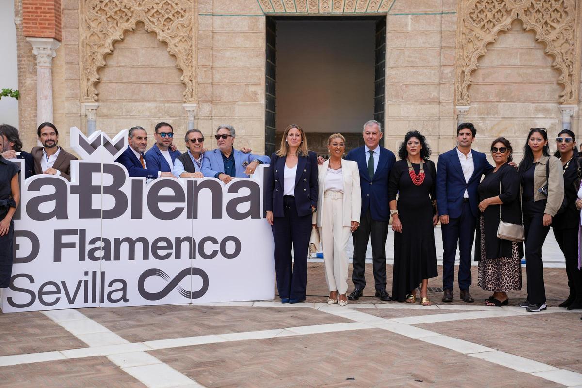 Fotografía de familia durante el acto de balance de la XXIII Bienal de Flamenco.