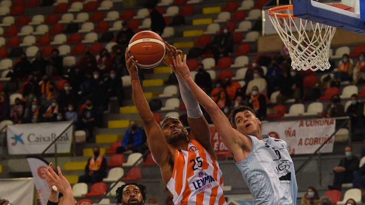 Chris Ebou Ndow salta a por un rebote en el partido contra el Lleida en el Palacio. |  // VÍCTOR ECHAVE