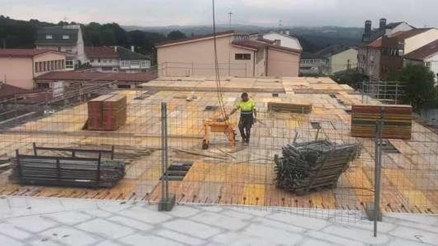 Un operario en la actuación del edificio polivalente y del PAI.