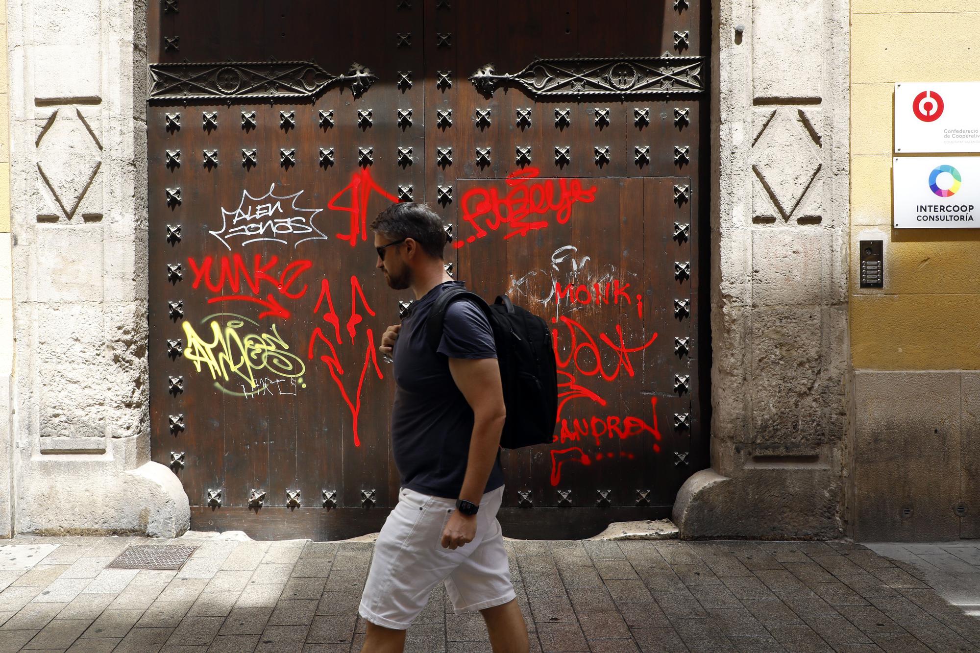 Las pintadas en el portón de entrada del Palau dels Mercader