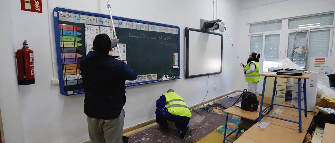 Varios operarios pintaban este miércoles un aula en el colegio público José de la Torre y del Cerro.