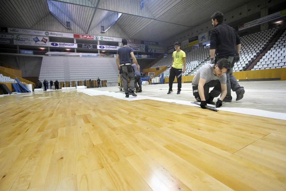 Col·locació del nou parquet del pavelló de Fontajau