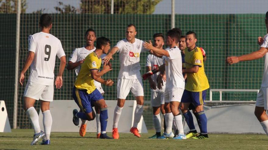 Tangana entre jugadores del Cádiz y el Hércules, esta tarde en Pinatar.