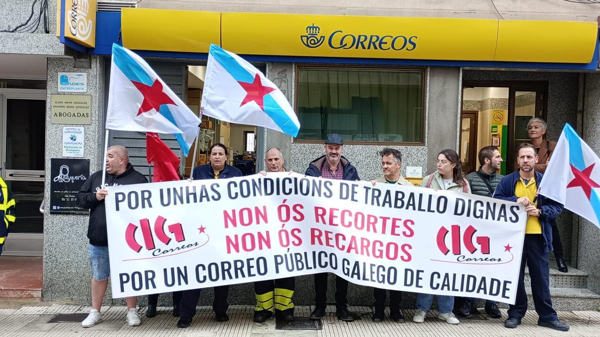 La concentración de este viernes delante de la oficina de Correos en Bueu, con participación de representantes del Concello de Bueu.