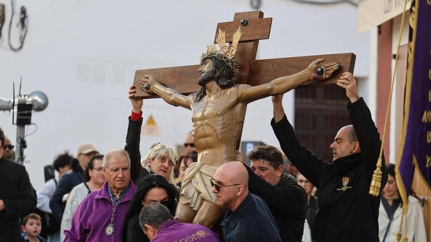 Las imágenes del vía crucis del Cristo de la agonía de Ibiza y los preparativos para la procesión del Santo Entierro