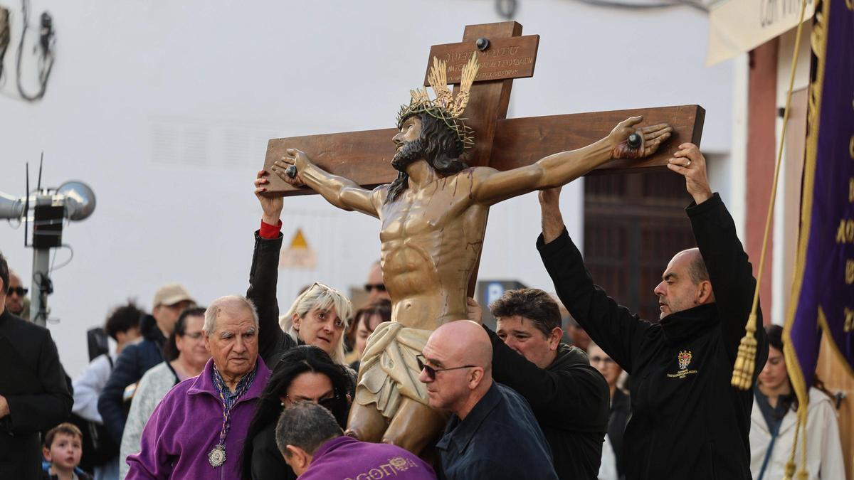 Las imágenes del vía crucis del Cristo de la agonía de Ibiza y los preparativos para la procesión del Santo Entierro