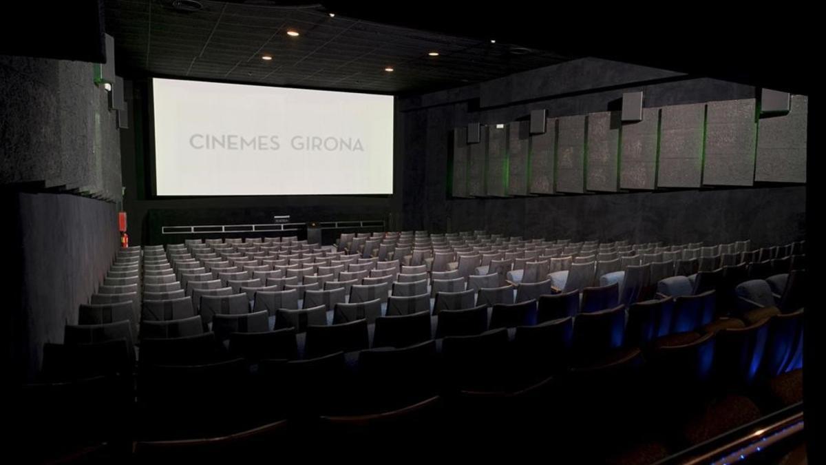 Interior de una de las salas de los Cinemes Girona.