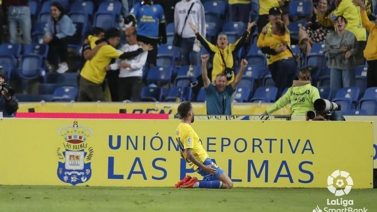 Pejiño celebra con la grada su gol al Málaga en la última jornada