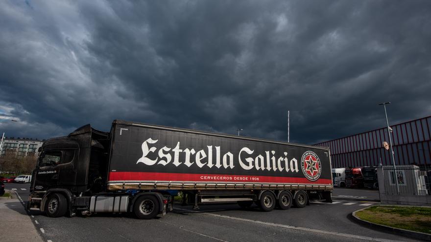 Llegada de camiones escoltados a la fábrica de Estrella