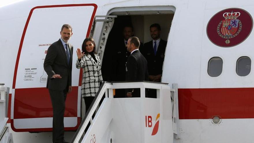 Los Reyes saludan antes de subir al avión.