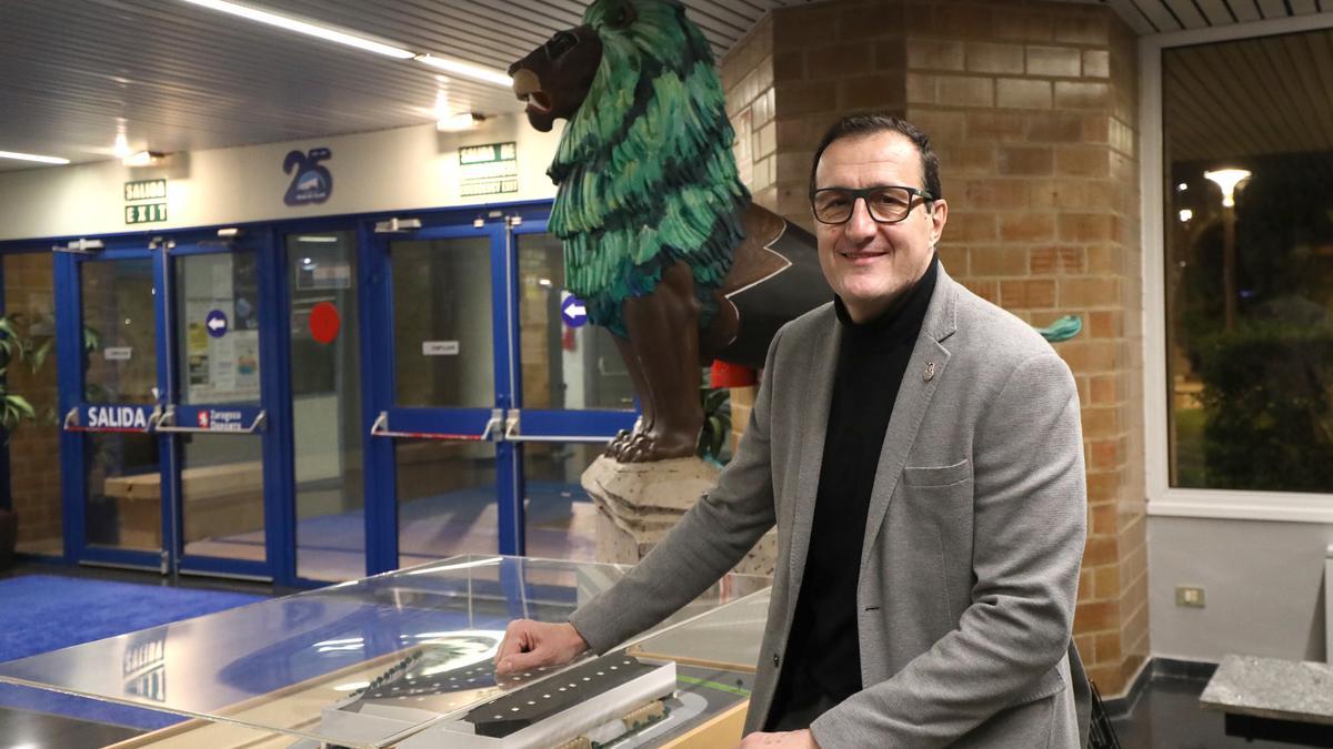 Pep Cargol posa en la entrada del pabellón Príncipe Felipe.