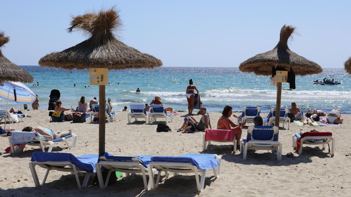 Urlauber am Strand von Cala Millor.