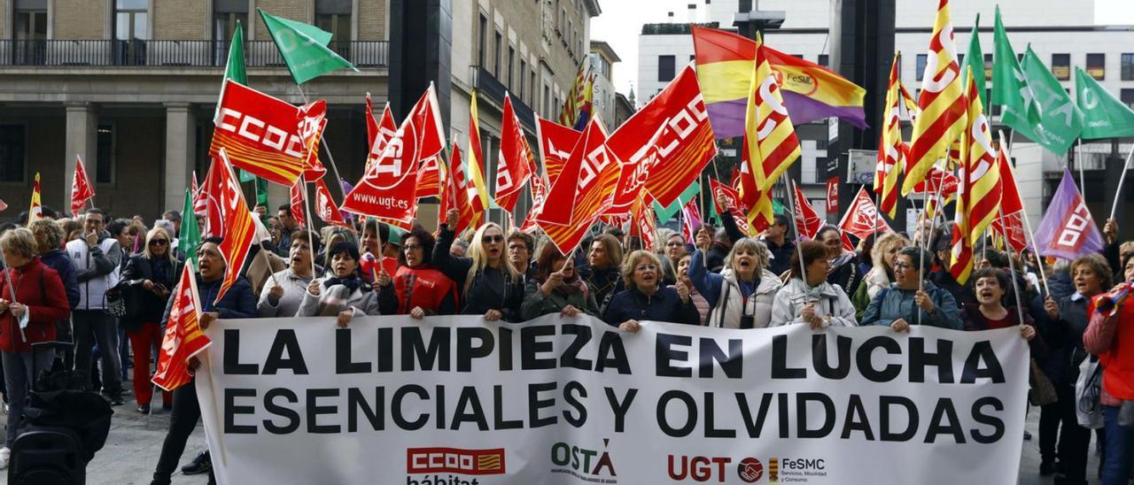 Protesta de las trabajadoras del sector de la limpieza de edificios y oficinas, este mes en la plaza del Pilar. | JAIME GALINDO
