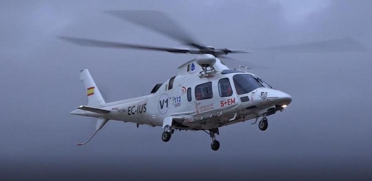 Emergencias ha movilizado un helicóptero para rescatar a la mujer accidentada