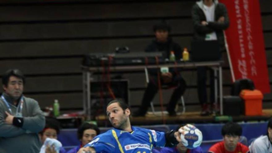 Víctor Hugo lanzando a portería con la camiseta de su equipo actual, el Toyoda Gosei japonés.