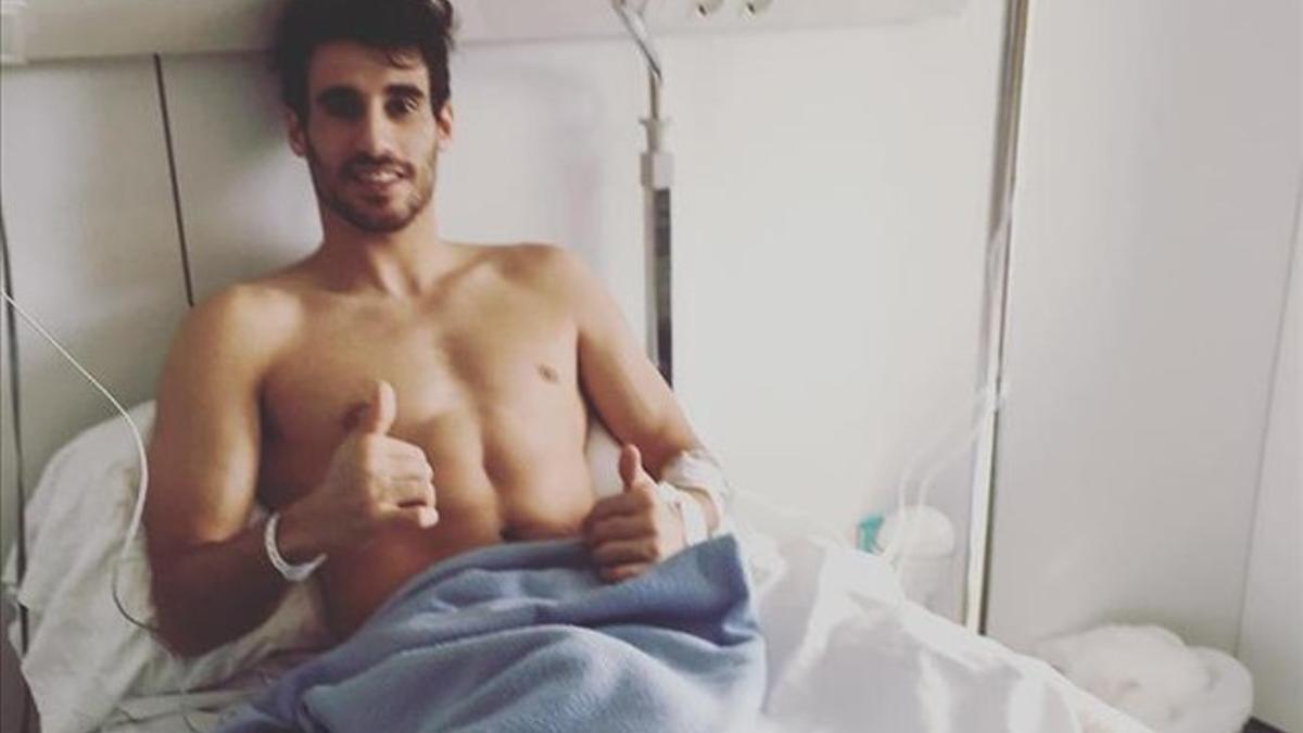 Javi Martínez, en la cama del hospital