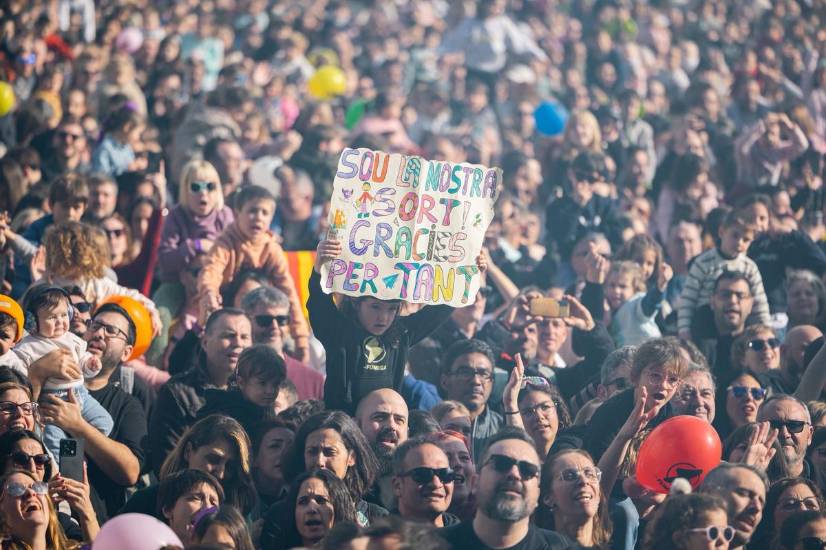 La Fúmiga ompli de famílies el Festivernet de Tavernes de la Valldigna La Fúmiga ompli de famílies el Festivernet de Tavernes de la Valldigna