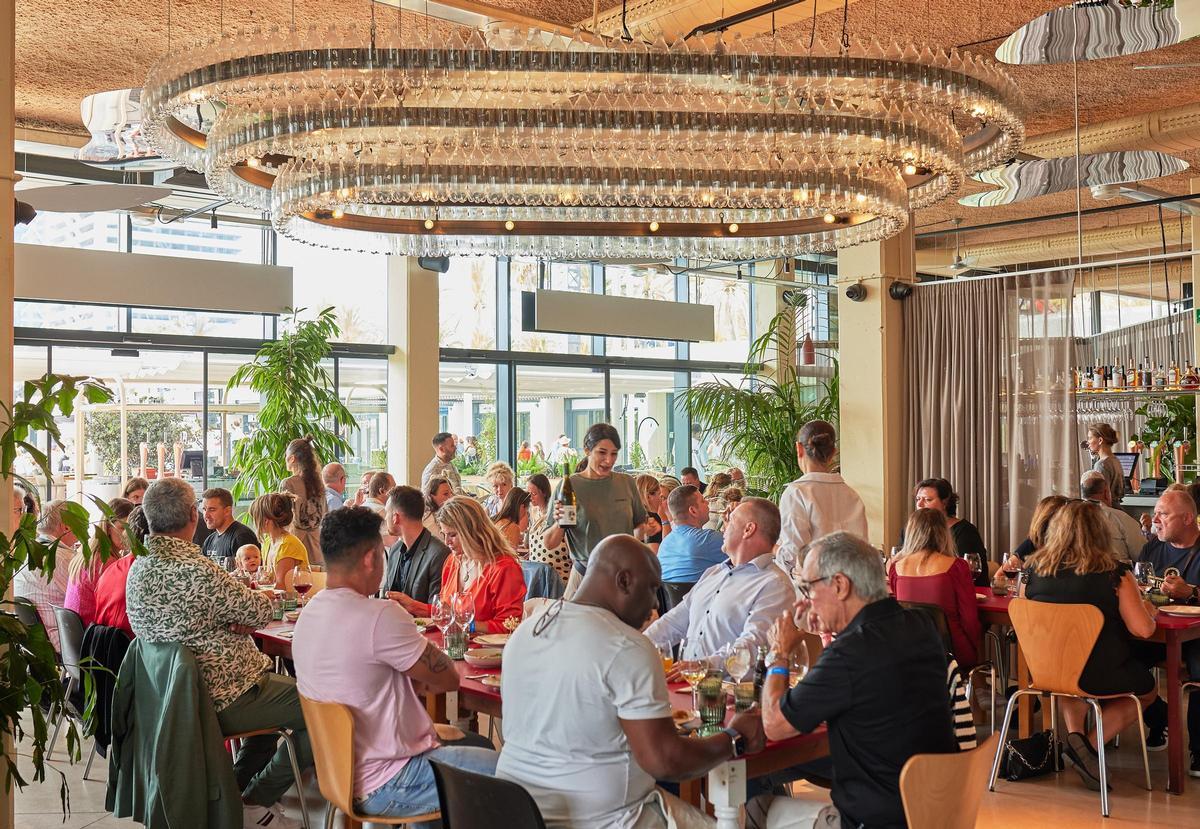 Un grupo celebra una comida en Superlocal, en el Port Olímpic, la semana pasada.