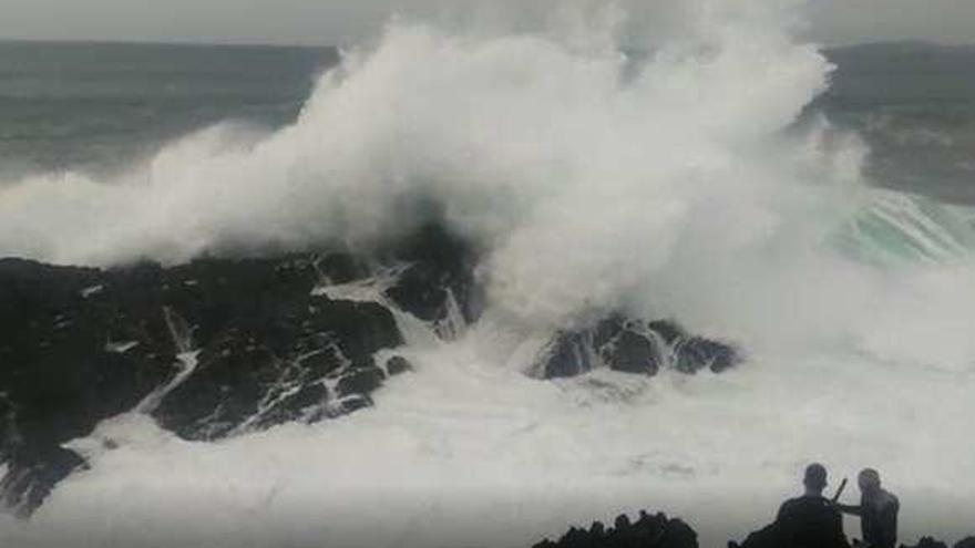 Percebeiros en la Costa da Vela. // FdV