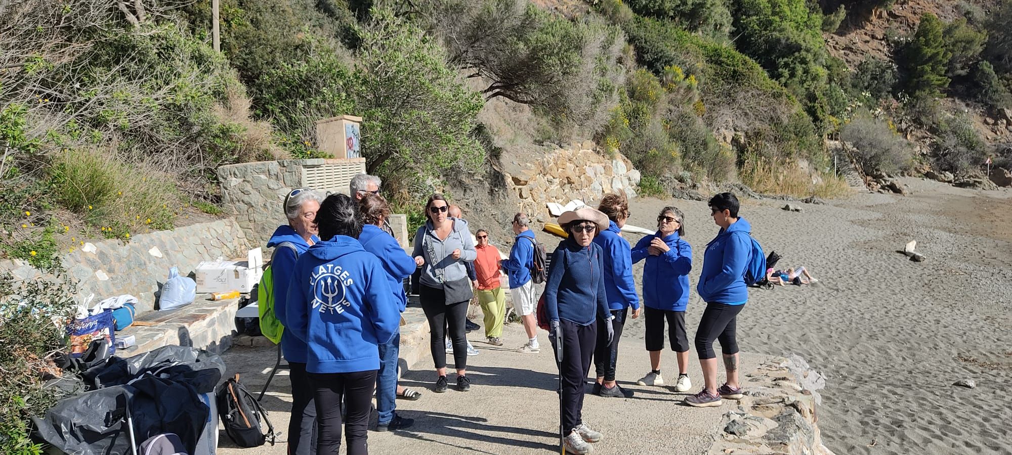 Platges Netes recull quaranta quilos de brossa al Cau del Llop de Llançà