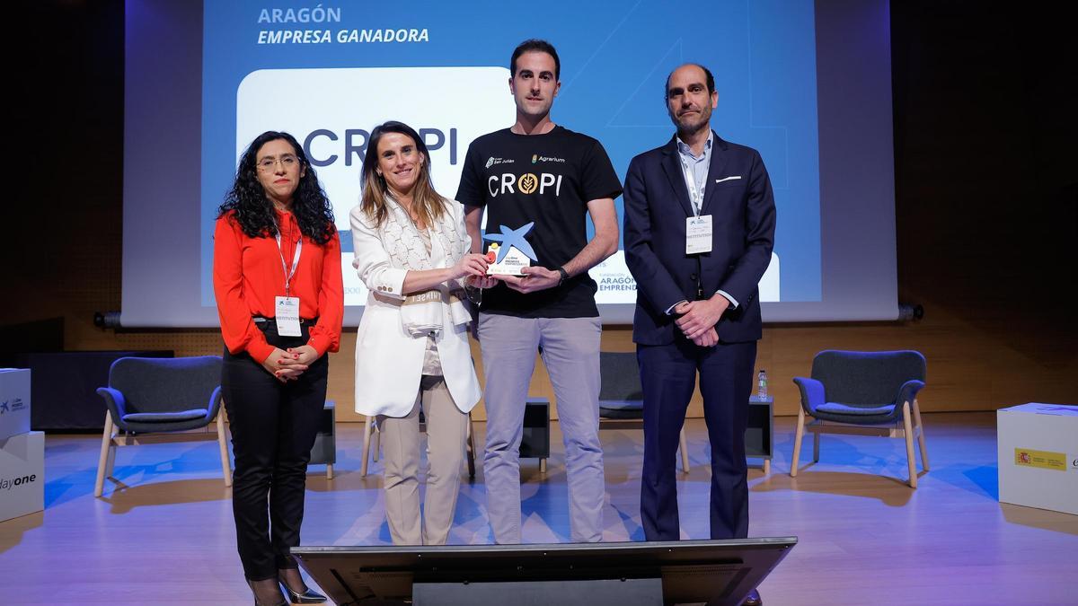 Javier Tejero, fundador y CEO de Cropi, recogiendo el premio Emprende XXI de Aragón.