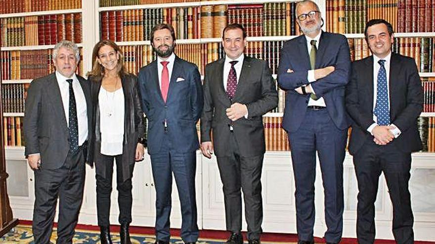 D&#039;esquerra a dreta, Carmelo Calvo, director de Relacions Institucionals de Prensa Ibérica; Anna Maria Basora, directora de Comunicació i Patrocinis de «La Vanguardia»; Víctor Sarasola i Fernando Salvador, directors de Màrqueting i Comunicació, respectivament, de Seat; Nacho Azcoitia, director general comercial de Prensa Ibérica, i Yago Sosa, director comercial de Godó Strategies.