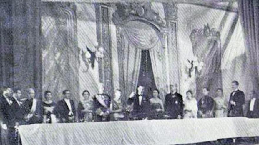 Ilustración que recrea el discurso del rey Alfonso XIII en 1921 en el Círculo, recogida en una publicación de 1953.