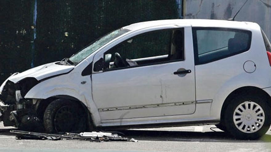 El coche que arrolló a la mujer que hacía ´footing´, un Citroën C1, con el frontal destrozado.